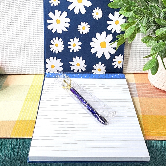 NWT: Daisy Hardcover Notebook & Pen Set - Picture 4 of 4